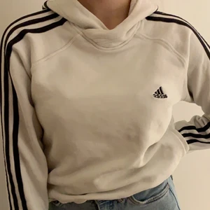 Adidas hoodie - Säljer denna as snygga adidas hoodie💕 jag har lite svårt att fårstå storleken men skulle säga att det ungefär är storlek M. Köp direkt för 300