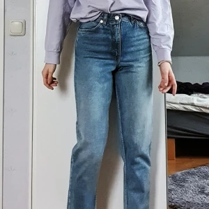 Monki Jeans - Ett par superfina blå jeans från Monki i modellen taiki. Jeansen är endast använda 2-3 ggr så de är definitivt i nyskick! Priset är exklusive frakt.💓