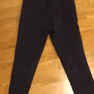 Ridbyxor - Ett par mörkblåa crw ridbyxor som är i storlek 146/152 men skulle säga att dom är mer en 160