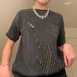 Gitarr t-shirt - Säljer denna as coola t-shirten från zara! Tröjan är från Zara pojke och köpte den i size 9 men den är nästan för stor så jag skulle säga att den är i storlek xs. 🎸💕