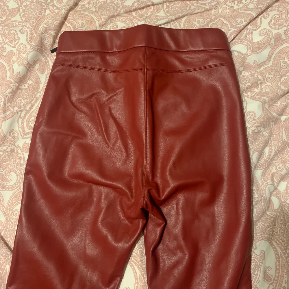 Röda skinnbyxor från zara, för små för mig. Inte använda mer än 3 gånger så på toppskick. 50 kr + frakt.. Jeans & Byxor.