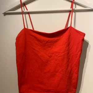 Spagettilinne - S - Rött spagettilinne från Gina i storlek s (passar även xs). Använt 2 gånger. 50kr + frakt