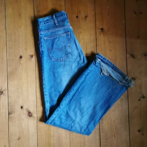 Levis flarejeans  - Vintage levis flarejeans /bootcut, vida från över knät och ner. Hög midja och snyggt slitna nertill! Bilderna är ej bra tagna men vill bara få ut mina plagg, om du köper plagget tvättar jag det självklart innan! 