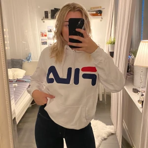 Fila hoodie  - Säljer min snygga Fila hoodie eftersom den inte används. Nyskick, endast använd ett fåtal gånger 🤍  Storlek S men den är lite oversized.