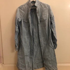 Levis jeansklänning  - En jätte fin jenasklänning från Levis.Aldrig använd🦋. Storlek S. Kunden står för frakten 🦋🦋🦋