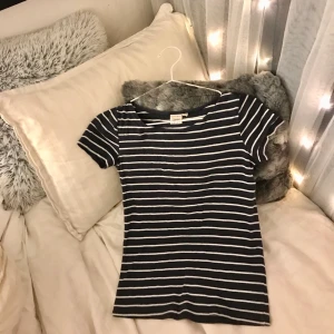 Randig T-shirt - En randig T-shirt från Esprit. Super fin och inte mycket använd. 💕 Skicka gärna om du har några frågor! 😊