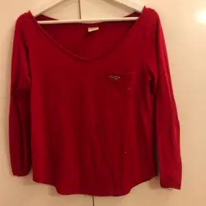 Röd långärmad tröja från Hollister. Storlek S. Kunden står för frakten ❤️❤️🎅