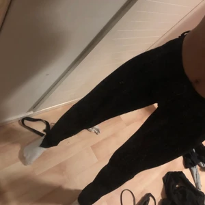 Svarta jeans  - FRAKT INGÅR🚚Köpt från monkey , med en liten slits ner till