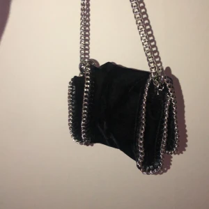 Väska  - Säljer denna väska då den inte används, bra skick! Den är ganska liten men är rymlig💞