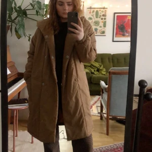 Trendig Lång dunjacka - Säljer denna oanvända superfina långa jacka då den tyvärr inte kommer till användning 🤧🤧 nypris 600kr! Fraktar spårbart för 63kr. Priset kan diskuteras då jag behöver mer plats i garderoben asap 