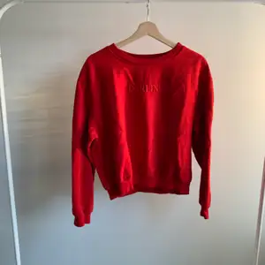 Röd sweatshirt från HM köpt i vintras, endast använd 1-2 ggr ska vara croppad men köpte del i L då jag ville att den skulle va oversized och lång