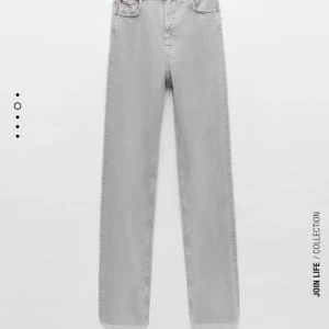 Långa raka gråa jeans  - Väldigt bekväma jeans från zara, i en grå fin färg. Jeansen är högmidjade och är långa. Har inte kommit till mycket användning därav mycket bra skick. Ena byxbenet har en liten reva i sig (som tur i sömmen) det går att sy om man vill eller klippa till slits på båda benen. 