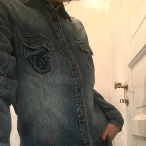 Jeans skjorta - Secondhand jeans skjorta med snygga detaljer