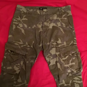 Kamouflage designade byxor! 💚 - Super sköna byxor med snygg kamouflage design i storlek L. 