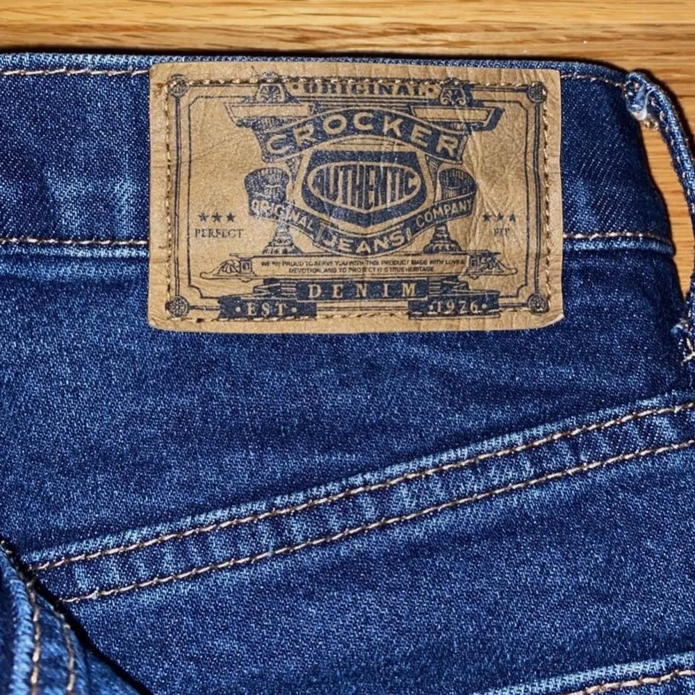 Tja! Säljer ett par nästintill nya jeans från Crocker. Modellens heter ”243 Regular Blue Water”.                         Klantade till det med storleken, de är tyvärr för stora för mig och därav är de knappt använda. Hör av dig om du vill ha fler bilder!🥰. Jeans & Byxor.