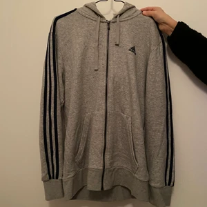 Adidaskofta - Jättemysig kofta från adidas som knappt är använd. Mjukt material och hur mysig som helst. Storlek M! Köpare står för frakt💞