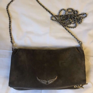 Zadig et Voltaire väska - Säljer denna jätte snygga bruna väska ifrån Zadig☺️☺️ köptes för 2800kr men den är flitigt använd därav priset. Du får med 2 kedjor!