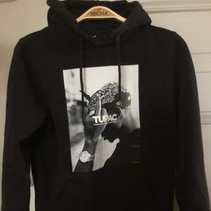 Tupac hoodie från junkyard, strl s. Nypris 599kr Kom gärna med bud!!🥰 