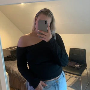 One shoulder tröja - Jättefin one schoulder tröja från nelly, nyskick! Storlek XL💕 köparen står för frakten