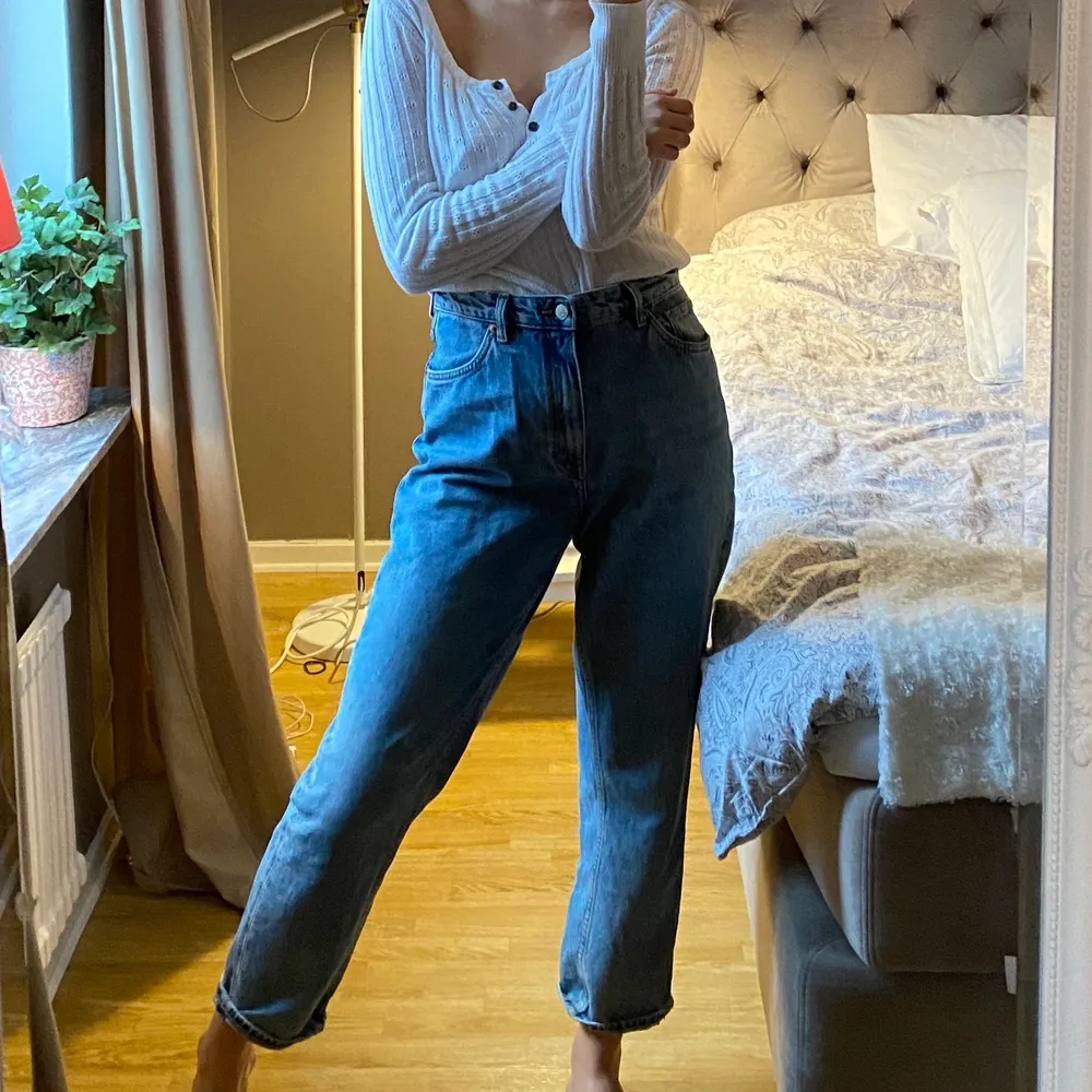Blåa jeans från Monki i storlek 28 (Style: Taiki)!! Jättesköna och knappt använda, säljer bara pga storlek 🦋 (Nypris 400) Frakt tillkommer 💚💚. Jeans & Byxor.