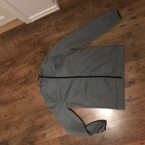 Jack jones tröja - Jack jones tröja med dragkedja nyskick inte använd nån gång storlek S men passar M oxå