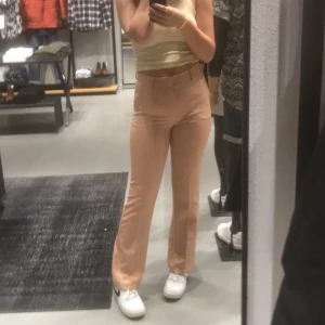 Bikbok kostym byxor , 38 - Ljus rosa, super bekväma , bra skick, högst bud vinner