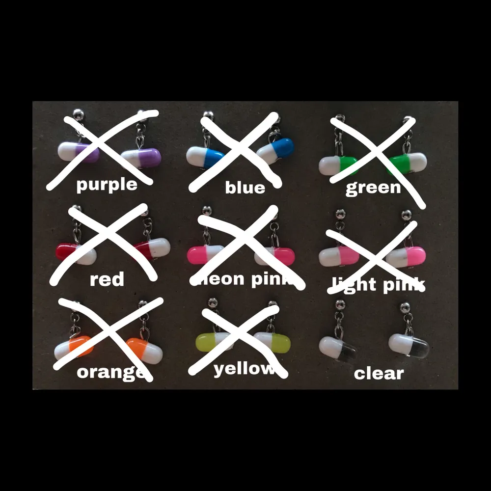 Pill&punch örhängen i massor av olika färger 🌙🧷 Finns bara en av varje färg, först till kvarn (priset är för ett par) 💓 Frakt tillkommer på 11kr !!. Accessoarer.