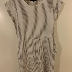 Vit/svart randig klänning - vero Moda - xs - Vit svart randig klänning från vero Moda i storlek xs, men passar även en S. Sparsamt använd. Finns snöre i midjan samt fickor. Se bild. 80kr + frakt 