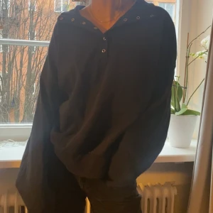Tröja - Super snygg mörkblå tröja med knappar från weekday. Knappt använd i fint skick. Möts upp i Stockholm eller så står köparen för frakt. Buda privat 💞