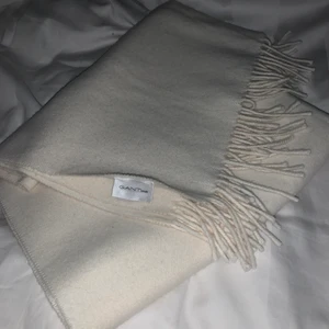 GANT big wool scarf - Gant Rugger, deras stora lyxiga ullhalsduk tillverkad i Italien. Denna är alltså större än en klassisk halsduk, storleksreferens är Acnes populära halsduk. 