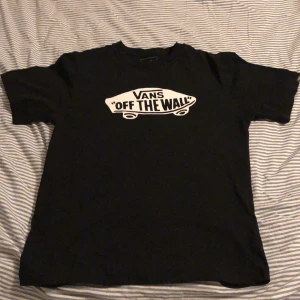 Vans t-Shirt st XL (14+) - En jätte fin svart vit vans t-shirt från Vans aldrig använd st XL (14+) inga hål helt ren passar för tjejer och killar😊 (du står för frakten) 66kr för frakt💕