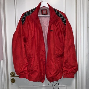 Vindjacka Wilson  - Supercool vindjacka köpt second hand 🌟 Storlek M men funkar för alla beroende på hur man vill att den ska sitta (Jag har S o den är lite oversized för mig)                            - skicka pm om du vill ha fler bilder 📸 - pris kan alltid diskuteras 💵 - både fraktar och möts upp, du väljer (fraktkostnad inräknad i priset!) 🌸    