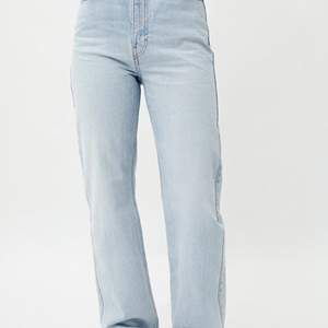 Ett på nästintill oanvända jeans från weekday (som på bilden fast lite mörkare (se bild 3), modellen Rowe storlek 29/30 precis som på bilden.Pris 200kr (nypris 500kr)