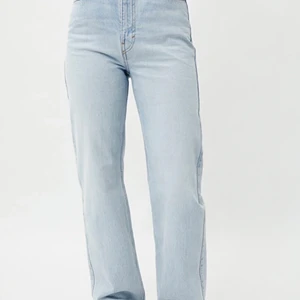 Weekday jeans - Ett på nästintill oanvända jeans från weekday (som på bilden fast lite mörkare (se bild 3), modellen Rowe storlek 29/30 precis som på bilden.Pris 200kr (nypris 500kr)