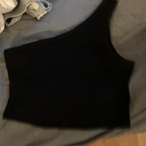NA-KD - Säljer en svart sidotopp ifrån NA-KD i stl M och är aldrig använd och helt ny fortfarande då den var för stor för mig. Köpt för 200kr så säljer för 100kr
