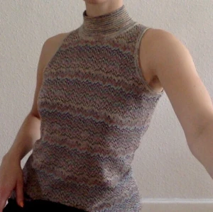 Stickad polo - En favorit, som behöver en ny ägare som använder den mer! Stickad polo i underbara färger 🌈 Snygg att ha både som den är men även under andra plagg när bara kragen är synlig. 