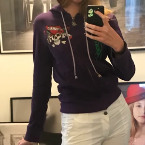 Ed Hardy  - Lila Ed Hardy hoodie!  super bra skick alla stenar kvar. Liten i storlek, står medium men skulle säga s.     Har nu blivit budgivning, just nu på 270 avslutar imorgon kl 18!  Minst 10kr skillnad per bud! Kommentera bud!