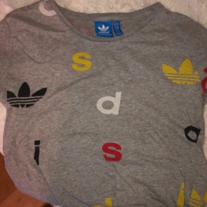 Adidas t-shirt med tryck  - Storlek S, knappt använd, super fin med olika detaljer/tryck.  mötes eller fraktar men då får köparen stå för frakten, tar swish, kort och kontant. Vid andra frågor är det bara att hör av sig🤍🤍🤍🤍