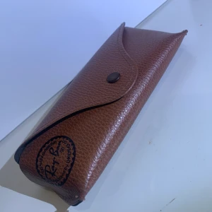 Äkta ray ban solglasögon  - Väldigt fina ray ban solglasögon plus solglashållaren. Det är spegelbild och är s/m i storleken. Använt 2 gånger så iprincip helt oanvända. Jag köpte de för 1300kr jag säljer de för 600kr.