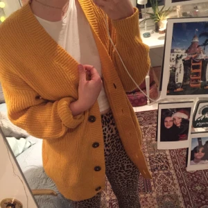 Cardigan - Såå stor och mysig cardigan i gul! Så fin och går att matcha till allt. Perfekt för en vintage och cozy look! Perfekt skick :) Köparen står för frakten! 
