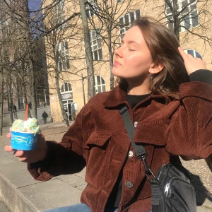 Brun manchesterjacka  - Fint skick. Croppad modell. Utsvängda ärmar. En dröm helt enkelt.