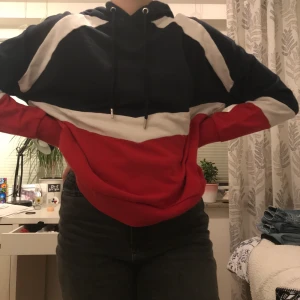Supersnygg hoodie - Hoodie i röd, vit och marinblått i stl S, men är oversized (jag har vanligtvis S/M). 