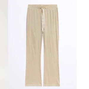 Gina mjukisbyxor  - Säljer dessa beiga jättesköna mjukisbyxor från Gina! Nästan helt oanvända. Inga fel eller fläckar, skitsnygg passform och jätteskönt material. Säljer också rosa.