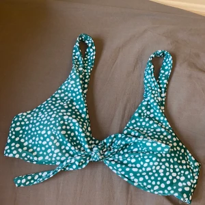 Grön, vit bikini - Såå söt bikini överdel från shein, tyvärr var den för liten för mig (har vanligtvis M men skulle säga att detta är en S) 
