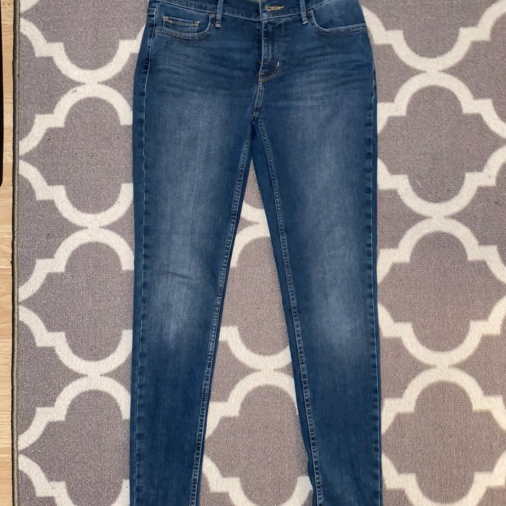 Ett par lågmidjade jeans från Levis i storlek W29 L30. De är i modellen ”710 super skinny” och köptes för 1199 på carlings. Har bara testat de då jag kom på att jag inte gillar lågmidjade jeans 😆 så de är i väldigt bra skick!. Jeans & Byxor.