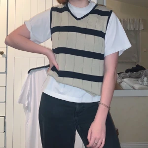 Trendig Väst - Säljer denna trendiga sweater-väst i storlek Large. Den passar dock som small/medium. Kom gärna med bud🥰