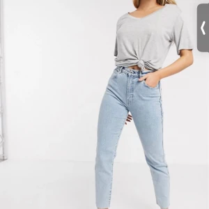 Pull and bear mom jeans - Helt nya oanvända jeans från pull and bear. Säljer pga felköp