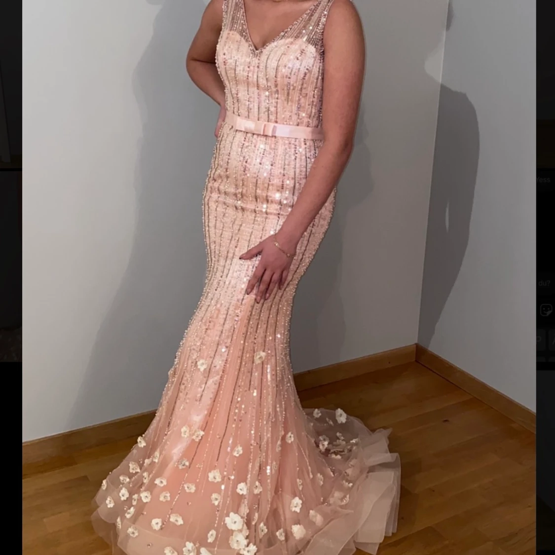 Rosa festklänning med detaljer - 90