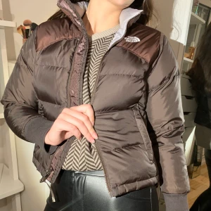 Dunjacka - Nyfiken på om någon är intresserad av denna bruna the north face jackan. Den är liten i storleken, har även en fläck som syns på bild 3. Bud just nu 1600kr!