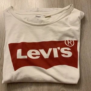 Vit Levi’s tröja  - Vit Levi’s tröja i storlek M, knappt använd jätte fint skick. (Pris kan diskuteras) 